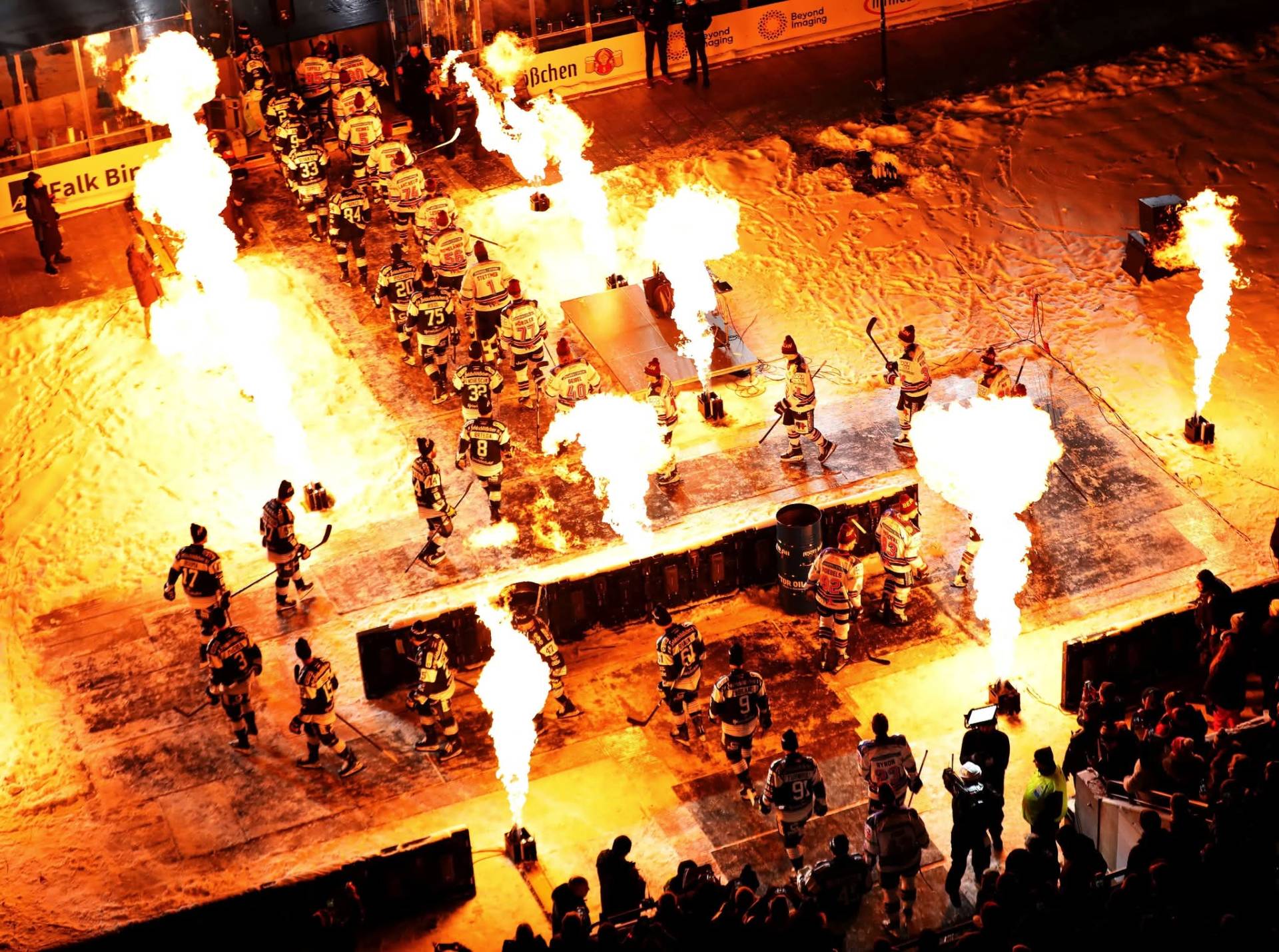 Harbig-Stadion mit elf gleichzeitig gezündeten Flames
