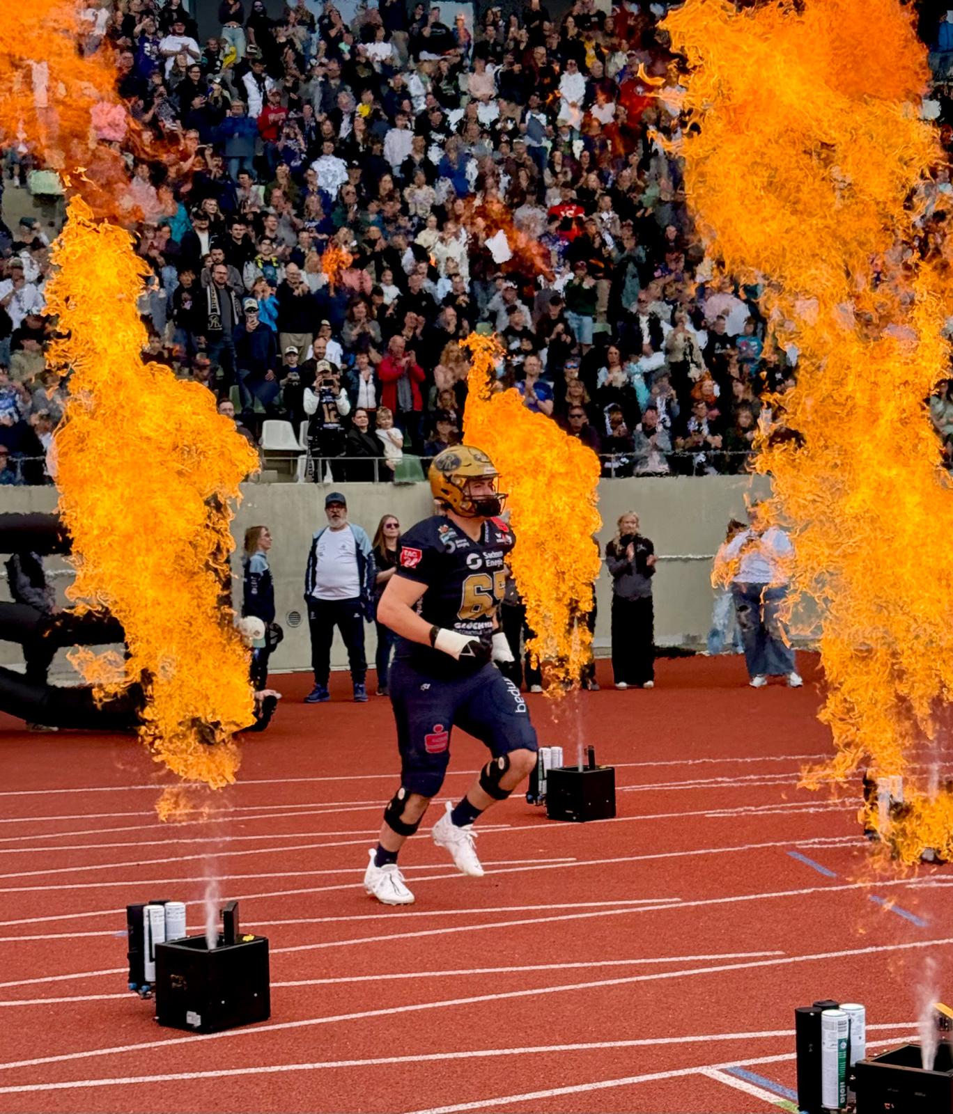 Flame Jets beim Einlauf der Dresden Monarchs (American Football)
