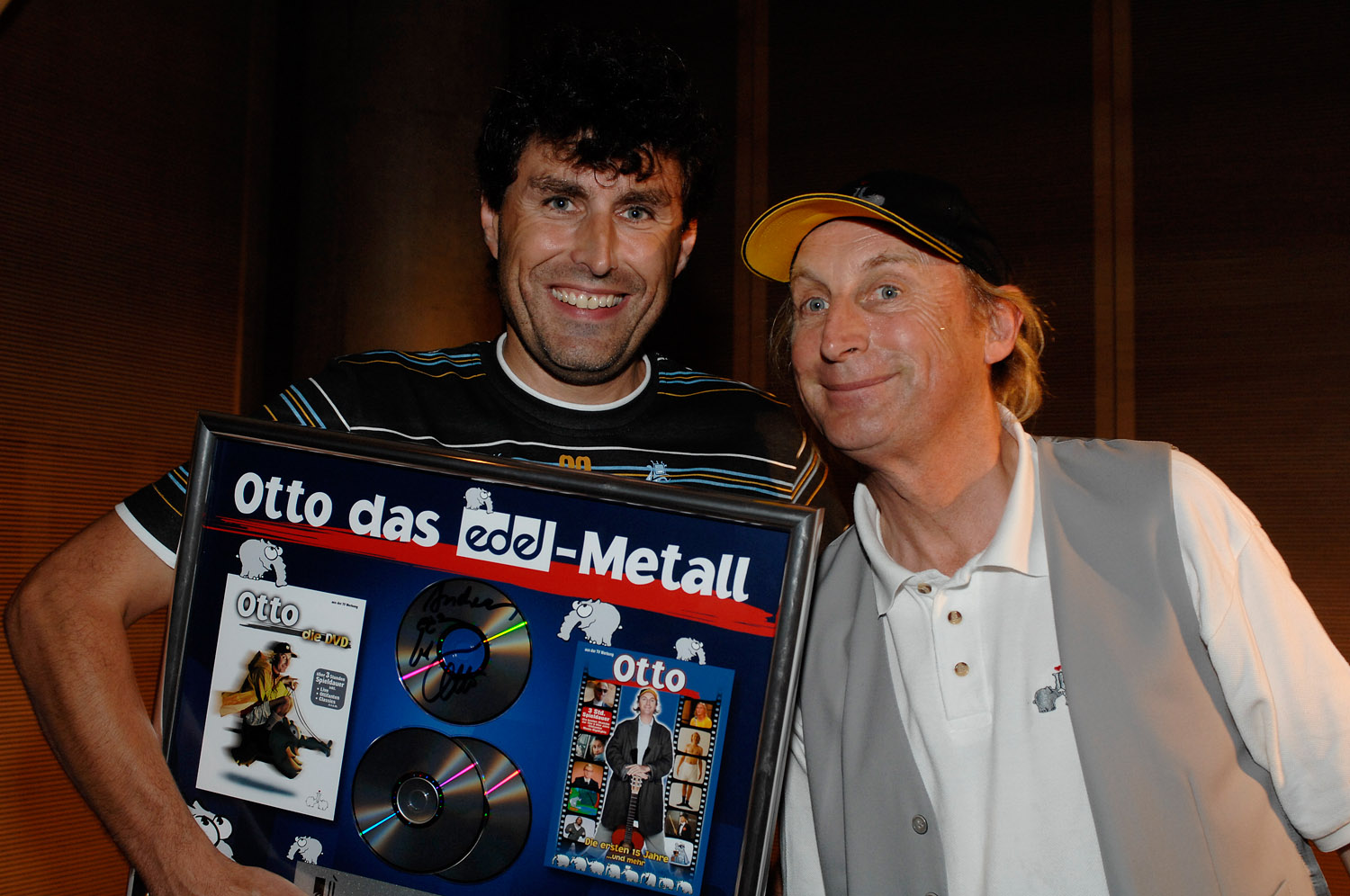 Andreas Freiberg mit Otto Waalkes – Edel-Metall für „Otto – Die DVD“