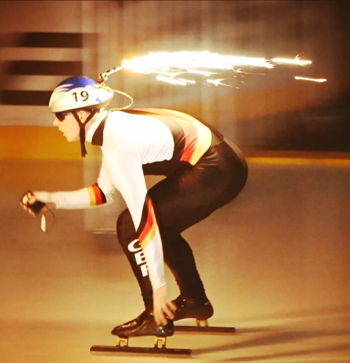 Pyro-Effekt am Helm eines Short-Track-Läufers der deutschen Nationalmannschaft
